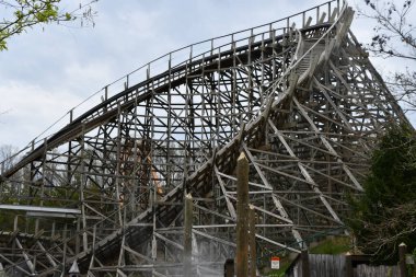 SEVIERVILLE TN - 13 Nisan 2022 'de görüldüğü üzere Sevierville, Tennessee' deki Dollywood Tema Parkı 'nda Thunderhead Tahta Altlığı.