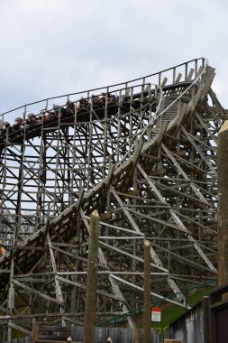 SEVIERVILLE TN - 13 Nisan 2022 'de görüldüğü üzere Sevierville, Tennessee' deki Dollywood Tema Parkı 'nda Thunderhead Tahta Altlığı.