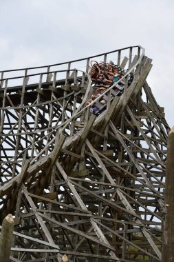 SEVIERVILLE TN - 13 Nisan 2022 'de görüldüğü üzere Sevierville, Tennessee' deki Dollywood Tema Parkı 'nda Thunderhead Tahta Altlığı.