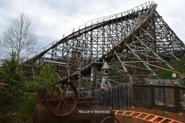 SEVIERVILLE TN - 13 Nisan 2022 'de görüldüğü üzere Sevierville, Tennessee' deki Dollywood Tema Parkı 'nda Thunderhead Tahta Altlığı.