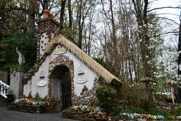 stock image PIGEON FORGE TN - APR 12: Parrot Mountain and Gardens in Pigeon Forge, Tennessee, as seen on April 12, 2022.