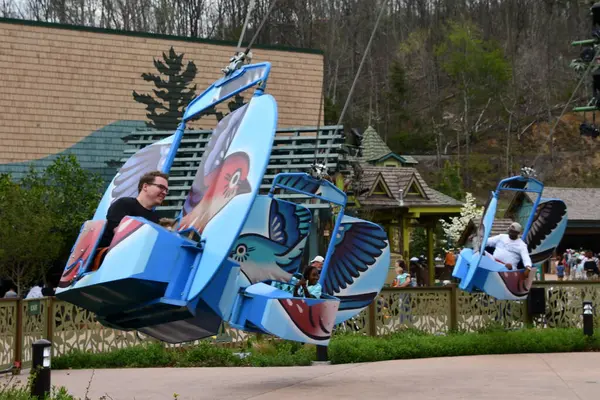 SEVIERVILLE TN - 13 Nisan 2022 'de görülen Sevierville, Tennessee' deki Dollywood Tema Parkı 'nda Çılgın Alaycı Kuş gezisi.
