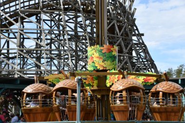 SEVIERVILLE TN - 13 Nisan 2022 'de Sevierville, Tennessee' deki Dollywood Tema Parkı 'ndaki Treetop Kulesi.