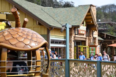 SEVIERVILLE TN - 13 Nisan 2022 'de Sevierville, Tennessee' deki Dollywood Tema Parkı 'ndaki Treetop Kulesi.