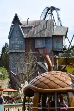 SEVIERVILLE TN - 13 Nisan 2022 'de Sevierville, Tennessee' deki Dollywood Tema Parkı 'ndaki Treetop Kulesi.