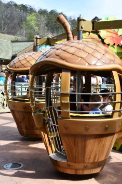 SEVIERVILLE TN - 13 Nisan 2022 'de Sevierville, Tennessee' deki Dollywood Tema Parkı 'ndaki Treetop Kulesi.