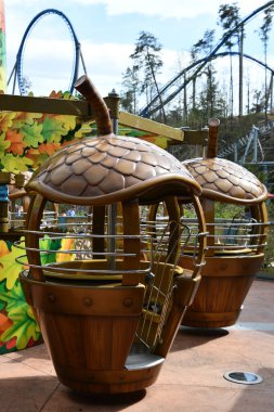 SEVIERVILLE TN - 13 Nisan 2022 'de Sevierville, Tennessee' deki Dollywood Tema Parkı 'ndaki Treetop Kulesi.