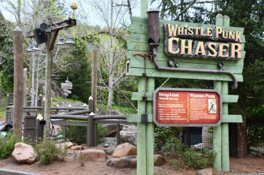 SEVIERVILLE TN - 13 Nisan 2022 'de görüldüğü üzere Sevierville, Tennessee' deki Dollywood Tema Parkı 'nda Whistle Punk Chaser.