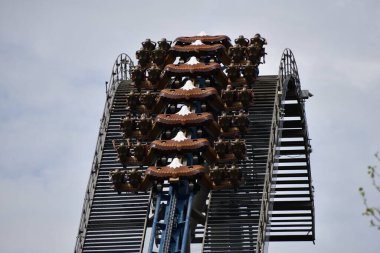 SEVIERVILLE TN - 13 Nisan 2022 'de görüldüğü üzere Sevierville, Tennessee' deki Dollywood Tema Parkı 'nda Wild Eagle hız treni.