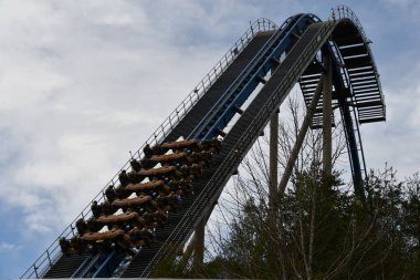 SEVIERVILLE TN - 13 Nisan 2022 'de görüldüğü üzere Sevierville, Tennessee' deki Dollywood Tema Parkı 'nda Wild Eagle hız treni.