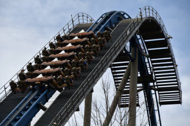 SEVIERVILLE TN - 13 Nisan 2022 'de görüldüğü üzere Sevierville, Tennessee' deki Dollywood Tema Parkı 'nda Wild Eagle hız treni.