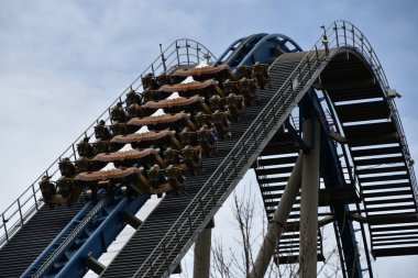 SEVIERVILLE TN - 13 Nisan 2022 'de görüldüğü üzere Sevierville, Tennessee' deki Dollywood Tema Parkı 'nda Wild Eagle hız treni.
