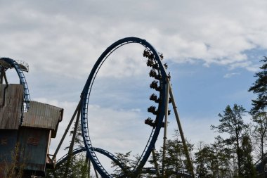 SEVIERVILLE TN - 13 Nisan 2022 'de görüldüğü üzere Sevierville, Tennessee' deki Dollywood Tema Parkı 'nda Wild Eagle hız treni.