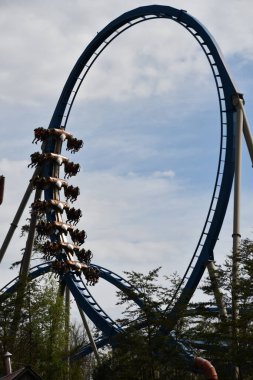 SEVIERVILLE TN - 13 Nisan 2022 'de görüldüğü üzere Sevierville, Tennessee' deki Dollywood Tema Parkı 'nda Wild Eagle hız treni.