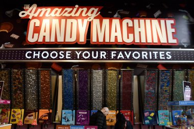 HERSHEY PA - 17 Nisan 2022 'de Hershey, Pennsylvania' daki Hersheys Çikolata Dünyası 'nda Hediye & Hediyelik eşya Mağazası.