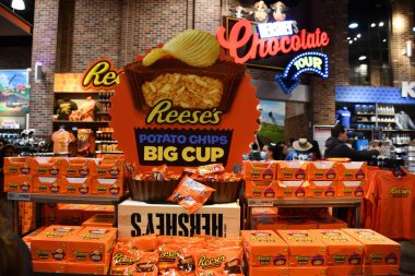 HERSHEY PA - 17 Nisan 2022 'de Hershey, Pennsylvania' daki Hersheys Çikolata Dünyası 'nda Hediye & Hediyelik eşya Mağazası.