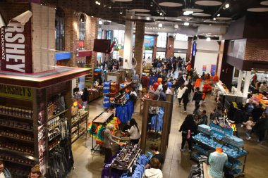 HERSHEY PA - 17 Nisan 2022 'de Hershey, Pennsylvania' daki Hersheys Çikolata Dünyası 'nda Hediye & Hediyelik eşya Mağazası.