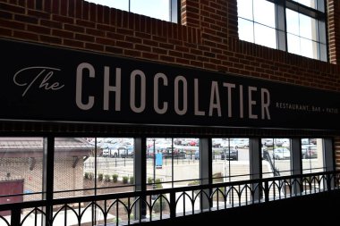 HERSHEY PA - 17 Nisan 2022 'de Hershey, Pennsylvania' da görülen Chocolatier Bar & Patio.