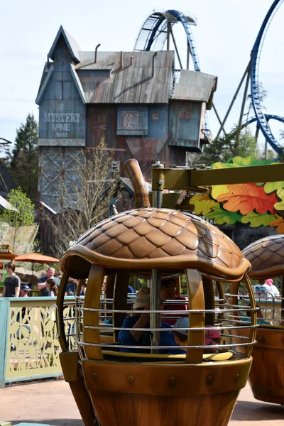 SEVIERVILLE TN - 13 Nisan 2022 'de Sevierville, Tennessee' deki Dollywood Tema Parkı 'ndaki Treetop Kulesi.