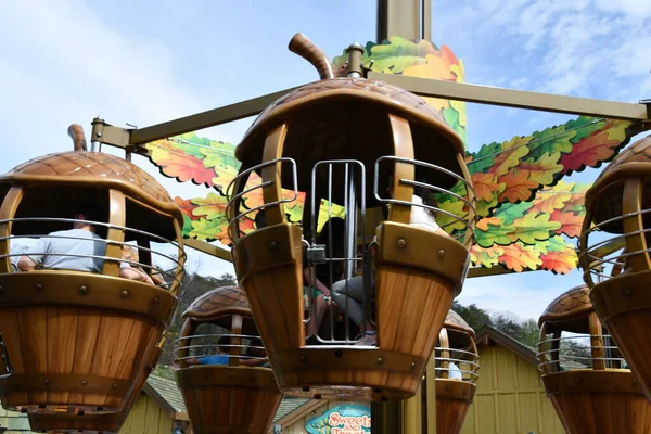 SEVIERVILLE TN - 13 Nisan 2022 'de Sevierville, Tennessee' deki Dollywood Tema Parkı 'ndaki Treetop Kulesi.