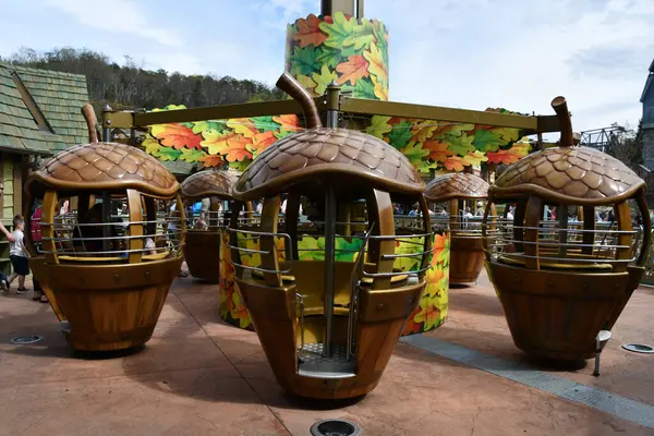 SEVIERVILLE TN - 13 Nisan 2022 'de Sevierville, Tennessee' deki Dollywood Tema Parkı 'ndaki Treetop Kulesi.