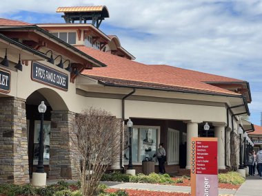 14 Nisan 2021 'de Sevierville, Tennessee' deki Tanger Prizleri 'nde görüldü. Burası indirimli marka alışverişi için bir sığınak..