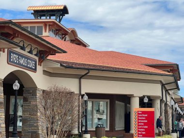 14 Nisan 2021 'de Sevierville, Tennessee' deki Tanger Prizleri 'nde görüldü. Burası indirimli marka alışverişi için bir sığınak..