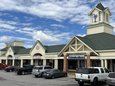 14 Nisan 2021 'de Sevierville, Tennessee' deki Tanger Prizleri 'nde görüldü. Burası indirimli marka alışverişi için bir sığınak..