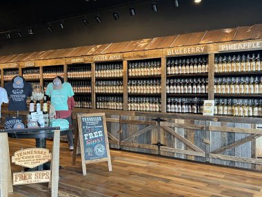 14 Nisan 2021 'de Sevierville, Tennessee' deki Tanger Prizleri 'nde görüldü. Burası indirimli marka alışverişi için bir sığınak..