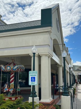 14 Nisan 2021 'de Sevierville, Tennessee' deki Tanger Prizleri 'nde görüldü. Burası indirimli marka alışverişi için bir sığınak..