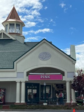 14 Nisan 2021 'de Sevierville, Tennessee' deki Tanger Prizleri 'nde görüldü. Burası indirimli marka alışverişi için bir sığınak..