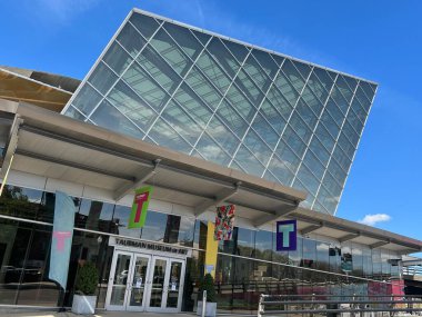 ROANOKE VA - 16 Nisan 2022 'de Roanoke, Virginia' daki Taubman Sanat Müzesi.