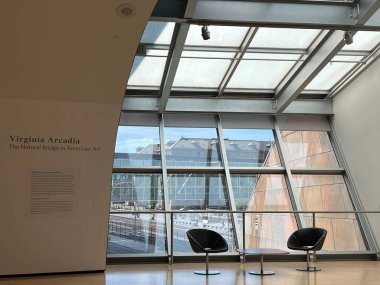 ROANOKE VA - 16 Nisan 2022 'de Virginia Arcadia - Roanoke, Virginia' daki Taubman Sanat Müzesinde Amerikan Sanatında Doğal Köprü sergisi.