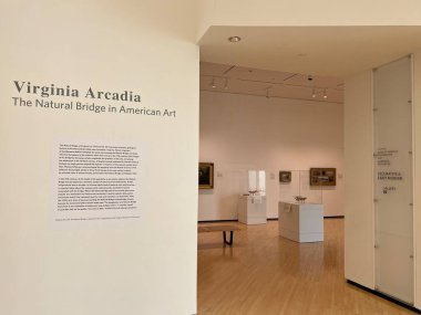 ROANOKE VA - 16 Nisan 2022 'de Virginia Arcadia - Roanoke, Virginia' daki Taubman Sanat Müzesinde Amerikan Sanatında Doğal Köprü sergisi.