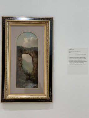 ROANOKE VA - 16 Nisan 2022 'de Virginia Arcadia - Roanoke, Virginia' daki Taubman Sanat Müzesinde Amerikan Sanatında Doğal Köprü sergisi.