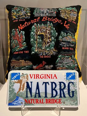 ROANOKE VA - 16 Nisan 2022 'de Virginia Arcadia - Roanoke, Virginia' daki Taubman Sanat Müzesinde Amerikan Sanatında Doğal Köprü sergisi.