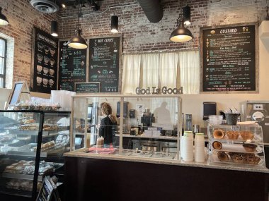 ROANOKE, VA - 9 Nisan 2023 'te Roanoke, Virginia' da görülen Chris Coffee & Custard.