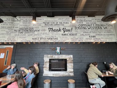 ROANOKE, VA - 9 Nisan 2023 'te Roanoke, Virginia' da görülen Chris Coffee & Custard.