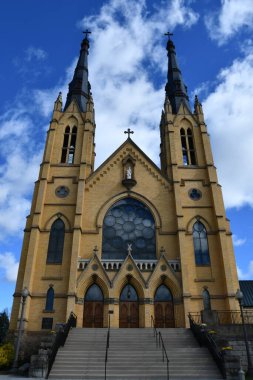 ROANOKE VA - 9 Nisan 2022 'de Roanoke, Virginia' daki St Andrews Katolik Kilisesi.