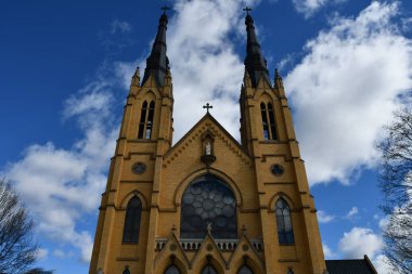 ROANOKE VA - 9 Nisan 2022 'de Roanoke, Virginia' daki St Andrews Katolik Kilisesi.