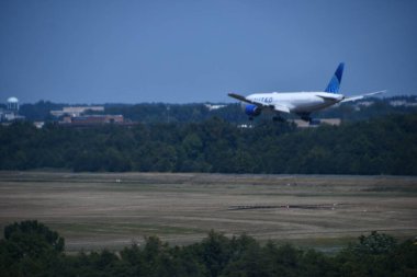 SEP 3: United Airlines uçağı Washington DC 'deki Dulles Uluslararası Havalimanı' na inmek üzeredir..