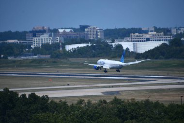 SEP 3: United Airlines uçağı Washington DC 'deki Dulles Uluslararası Havalimanı' na inmek üzeredir..