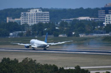 SEP 3: United Airlines uçağı Washington DC 'deki Dulles Uluslararası Havalimanı' na inmek üzeredir..