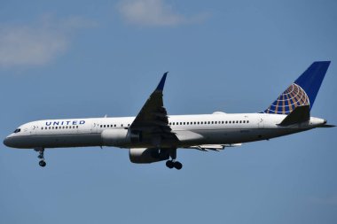 SEP 3: United Airlines uçağı Washington DC 'deki Dulles Uluslararası Havalimanı' na inmek üzeredir..