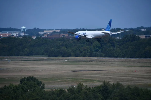 SEP 3: United Airlines uçağı Washington DC 'deki Dulles Uluslararası Havalimanı' na inmek üzeredir..