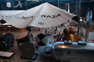 Chantilly, Virginia 'daki Smithsonian Hava ve Uzay Müzesi' nin bir parçası olan Steven F Udvar-Hazy Merkezi 'ndeki James S McDonnell Uzay Hangarı, 3..