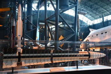 Chantilly, Virginia 'daki Smithsonian Hava ve Uzay Müzesi' nin bir parçası olan Steven F Udvar-Hazy Merkezi 'ndeki James S McDonnell Uzay Hangarı, 3..