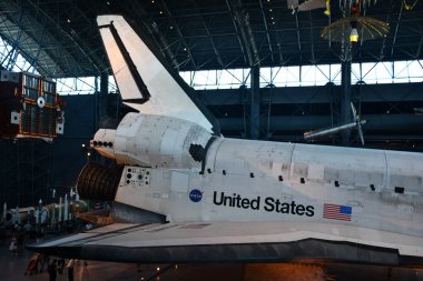 Chantilly, Virginia 'daki Smithsonian Hava ve Uzay Müzesi' nin bir parçası olan Steven F Udvar-Hazy Center 'daki James S McDonnell Uzay Hangarında Uzay Mekiği Keşfi 3..