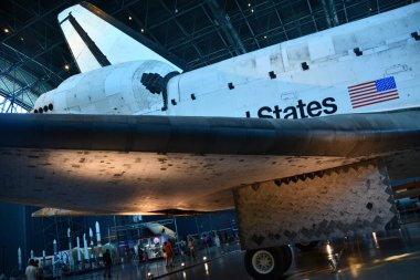 Chantilly, Virginia 'daki Smithsonian Hava ve Uzay Müzesi' nin bir parçası olan Steven F Udvar-Hazy Center 'daki James S McDonnell Uzay Hangarında Uzay Mekiği Keşfi 3..