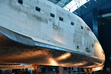 Chantilly, Virginia 'daki Smithsonian Hava ve Uzay Müzesi' nin bir parçası olan Steven F Udvar-Hazy Center 'daki James S McDonnell Uzay Hangarında Uzay Mekiği Keşfi 3..